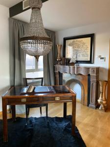 sala de estar con mesa y chimenea en Valdevebas Chalet con Piscina en Madrid