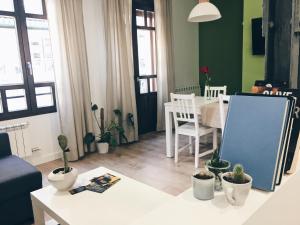 a living room with a table and a dining room at Apartamentos Pozo Amarillo in Salamanca