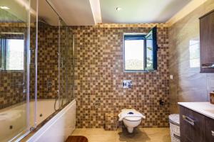 Kúpeľňa v ubytovaní Alonia Villa, Refined Living with 50m2 Private Pool, By ThinkVilla