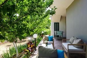 Posedenie v ubytovaní Alonia Villa, Refined Living with 50m2 Private Pool, By ThinkVilla