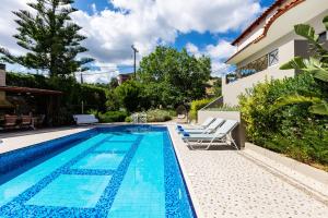 Bazén v ubytovaní Alonia Villa, Refined Living with 50m2 Private Pool, By ThinkVilla alebo v jeho blízkosti