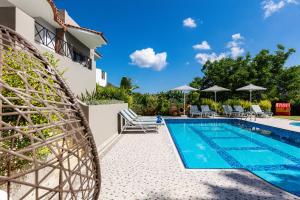 Bazén v ubytovaní Alonia Villa, Refined Living with 50m2 Private Pool, By ThinkVilla alebo v jeho blízkosti