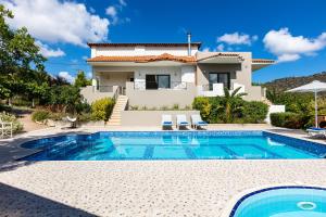 Bazén v ubytovaní Alonia Villa, Refined Living with 50m2 Private Pool, By ThinkVilla alebo v jeho blízkosti