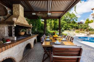 Bazén v ubytovaní Alonia Villa, Refined Living with 50m2 Private Pool, By ThinkVilla alebo v jeho blízkosti