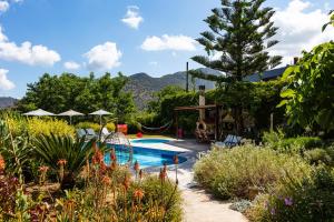 Bazén v ubytovaní Alonia Villa, Refined Living with 50m2 Private Pool, By ThinkVilla alebo v jeho blízkosti