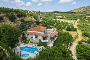 Bazén v ubytovaní Alonia Villa, Refined Living with 50m2 Private Pool, By ThinkVilla alebo v jeho blízkosti