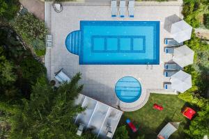 Bazén v ubytovaní Alonia Villa, Refined Living with 50m2 Private Pool, By ThinkVilla alebo v jeho blízkosti
