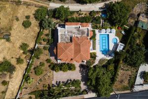 Bazén v ubytovaní Alonia Villa, Refined Living with 50m2 Private Pool, By ThinkVilla alebo v jeho blízkosti
