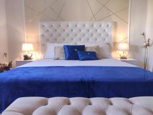 sypialnia z dużym niebieskim łóżkiem z 2 lampami w obiekcie Apartment Helena w Splicie