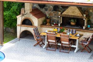 Patio alebo iná vonkajšia časť ubytovania Alonia Villa, Refined Living with 50m2 Private Pool, By ThinkVilla