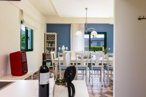 Posedenie v ubytovaní Alonia Villa, Refined Living with 50m2 Private Pool, By ThinkVilla