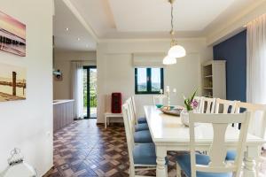 Posedenie v ubytovaní Alonia Villa, Refined Living with 50m2 Private Pool, By ThinkVilla