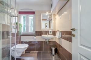 een badkamer met een toilet en een wastafel bij Guesthouse Imperator in Split