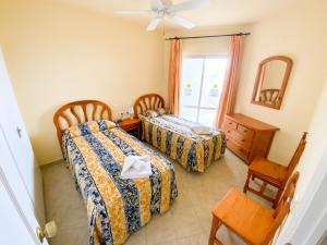 Кровать или кровати в номере Kingfisher Apartments Benal Beach