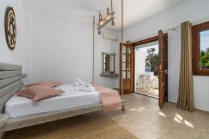 Un pat sau paturi într-o cameră la Deluxe Sunrise