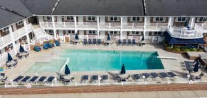 O vedere a piscinei de la sau din apropiere de Saratoga Resort
