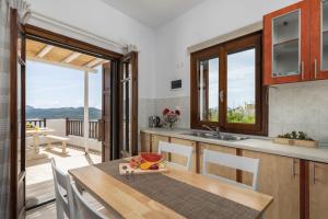 翠皮提的住宿－Deluxe Sunrise，一个带桌子的厨房和一个享有阳台景色的厨房
