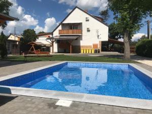 Bazén v ubytovaní Famvarga Apartmanház alebo v jeho blízkosti