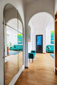 Posezení v ubytování Two-rooms Genuine Apartment Ideal for Business Trip