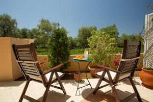 2 Stühle und ein Tisch auf der Terrasse in der Unterkunft Anelia Studio Lefkada in Lefkada Town