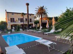 una piscina con tumbonas y un edificio en VILLA LUCIA, en Castellammare di Stabia