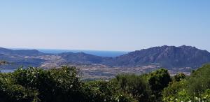 uma vista para um vale com montanhas à distância em Borgo Lu Puleu em Perfugas