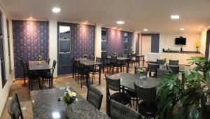 Um restaurante ou outro lugar para comer em Hotel Serra das Águas