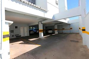an empty parking lot in a parking garage at Hotel Serra das Águas in Goiânia