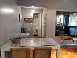 cocina y sala de estar con mesa y TV en KABOBLACKAPARTMENTS en Buenos Aires