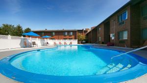 a large blue swimming pool in front of a building at Best Western Shelbyville Lodge in Shelbyville
