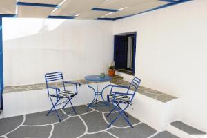 a patio with a table and four chairs at Pepi's Rooms in Triovasálos