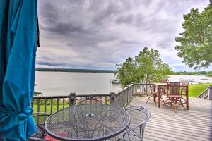 En balkon eller terrasse på Lakefront Home with Private Beach Access!