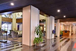 eine Lobby mit einer Pflanze in der Mitte eines Gebäudes in der Unterkunft The Hills Hotel, an IHG Hotel in Laguna Hills