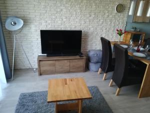 Televízia a/alebo spoločenská miestnosť v ubytovaní Apartament Oaza Kołobrzeg-Podczele Kompleks Feniks basen siłownia jacuzii