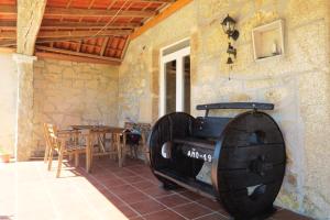 een kamer met een wijnvat aan de zijkant van een huis bij Casa do Rei in Boiro