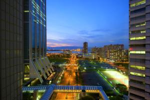 大阪的住宿－大阪灣精萃飯店，享有夜间城市景观和建筑
