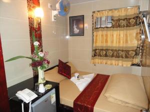 Postel nebo postele na pokoji v ubytování Vienna Hostel Block D 24 HOUR RECEPTION 10th floor Block D CHUNGKING MANSION TSIM SHA TSUI KOWLOON