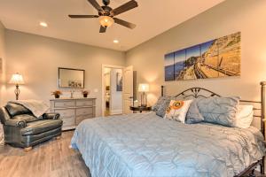 Ein Bett oder Betten in einem Zimmer der Unterkunft Airy Apartment with Deck - Walk to Main Street!