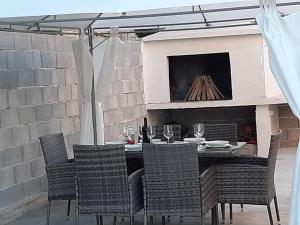 stół i krzesła pod parasolem patio w obiekcie Ferienhaus Karlo w mieście Pridraga