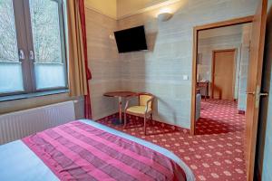 Postel nebo postele na pokoji v ubytování Hotel des Comtes Durbuy