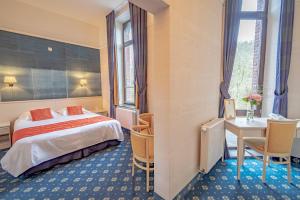 Postel nebo postele na pokoji v ubytování Hotel des Comtes Durbuy