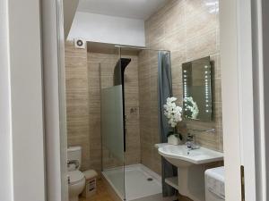 ママイアにあるCazari Mamaia Summerlandのバスルーム(シャワー、洗面台、トイレ付)