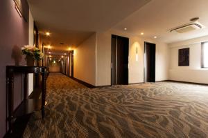 福岡市にある東洋ホテル　福岡の薄型テレビ付きのホテルの廊下