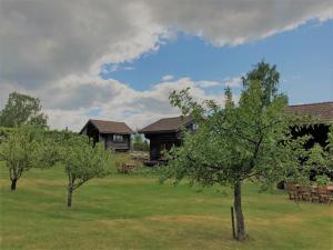 un par de árboles frente a una casa en Villa Klockarbo - Stugor - Cabins, en Tällberg