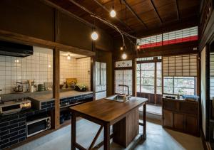 uma cozinha com uma ilha de madeira num quarto em 平野邸 Hayama em Hayama