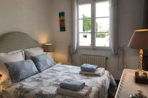 um quarto com uma cama com duas almofadas em Charming apartment in Port Grimaud em Grimaud