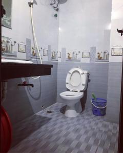 ein Bad mit einem WC und einem Waschbecken in der Unterkunft Phương Thuỷ Hotel in Sầm Sơn