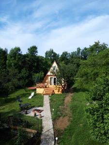 eine kleine Hütte in der Mitte eines Feldes in der Unterkunft Cabana din livada in Pucioasa