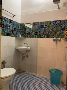 Un baño de Vinayak Guest House