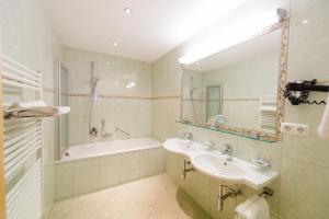 A bathroom at Sonnhof Appartements Még 37 kép